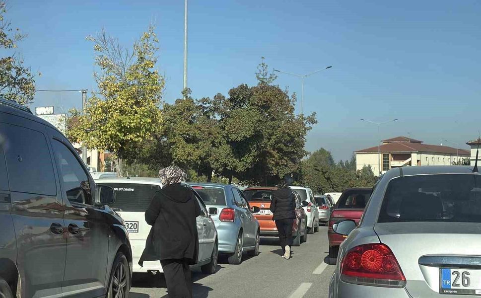Eskişehir'de trafik durdu, adaylar sınava koşarak yetişmeye çalıştı