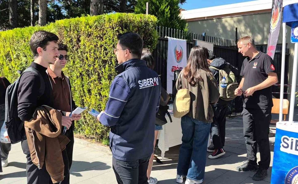 Eskişehir'de üniversite öğrencilerine siber güvenlik bilgilendirmesi yapıldı
