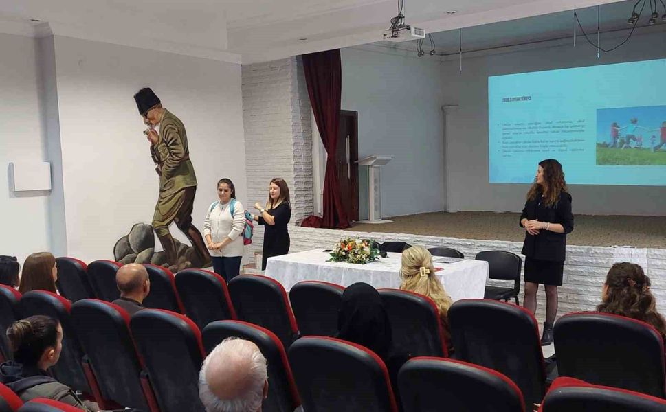 Eskişehir'de velilere yönelik 'Okul ve Aile' semineri düzenlendi