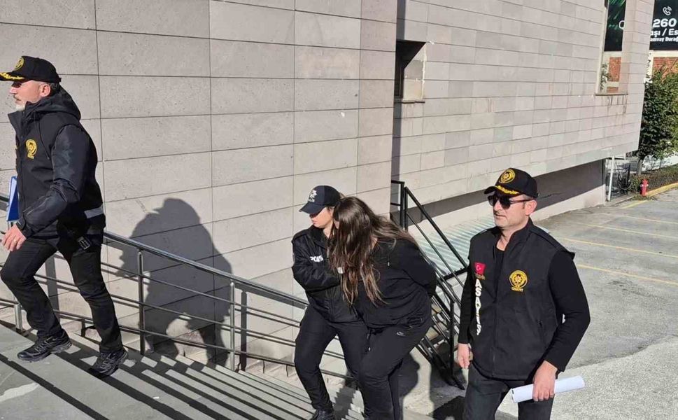 Evinde misafiri olan şahsın bıçakla ölümüne ilişkin gözaltına alınan kadın adliyeye sevk edildi