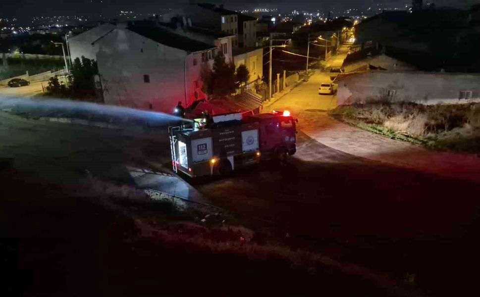 Gençler traktör lastiğini yakarak yangın çıkardı