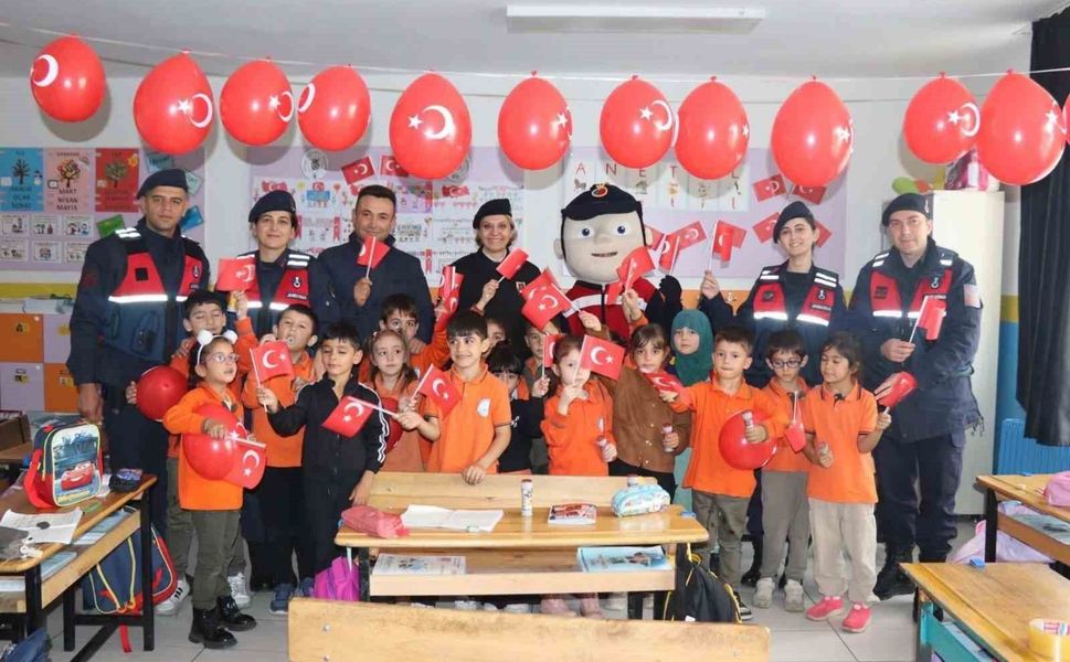Jandarmadan ilkokula 29 Ekim sürprizi: Miniklerle sınıflar süslendi