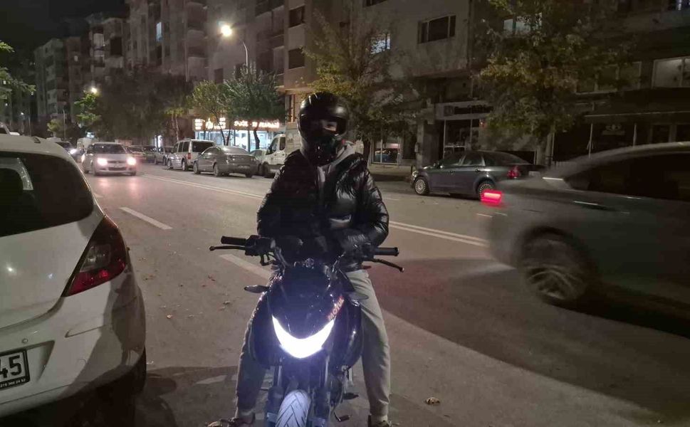 Kadın sürücü trafikte tartıştığı motosikletlinin üzerine yürüdü