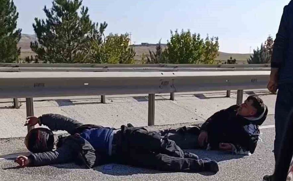 Kontrolden çıkan motosiklet orta refüje çarptı, 2 yaralı