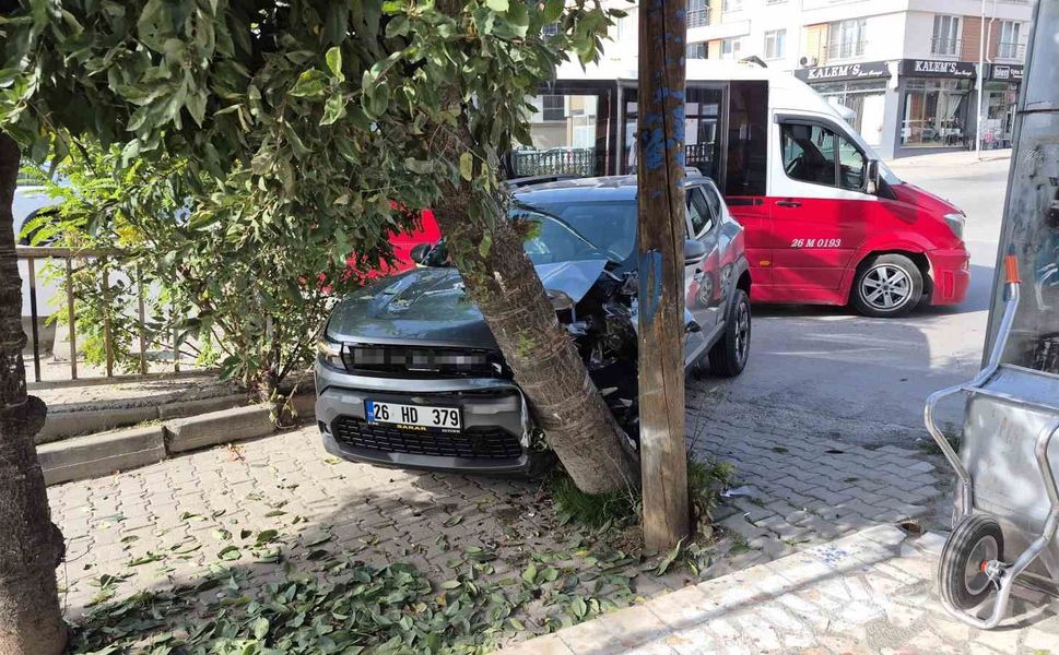 Kontrolden çıkan otomobil ağaca çarparak durabildi