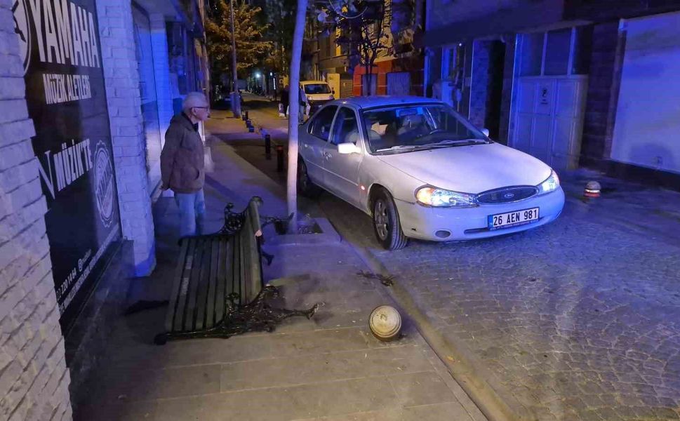 Kontrolden çıkan otomobil bankta oturan 2 çocuğa çarptı