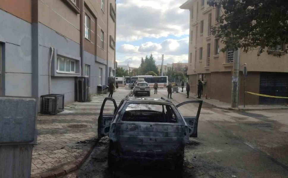 Kundaklandığı iddia edilen otomobil küle döndü