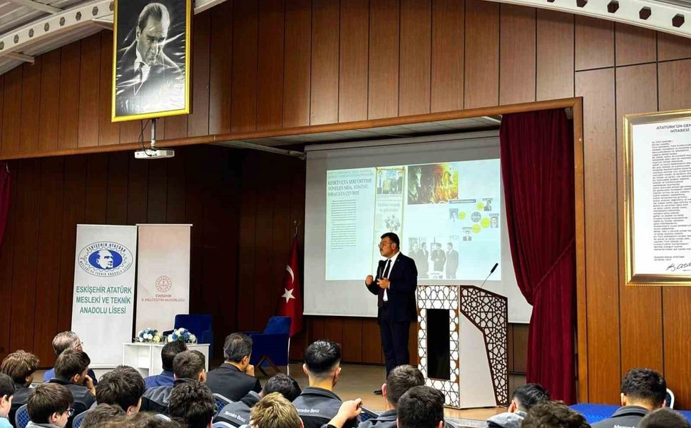 Mezun olduğu okulda öğrencilerle buluştu