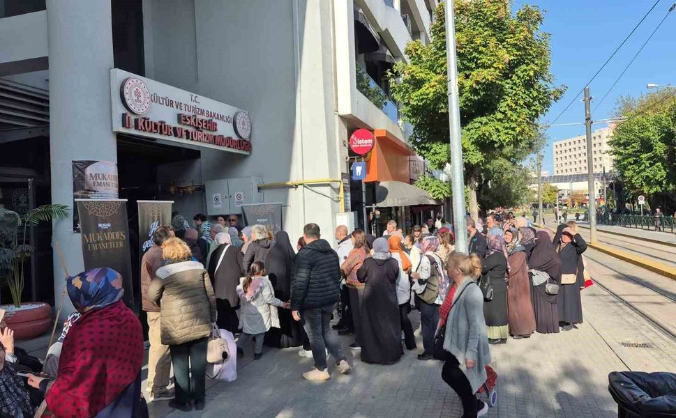 Mukaddes emanetleri görebilmek için metrelerce kuyruk oluşturdular