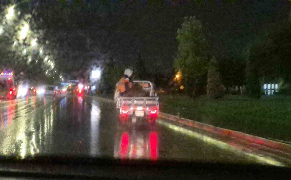Yağmurlu havada motosiklet kasasında tehlikeli yolculuk kamerada