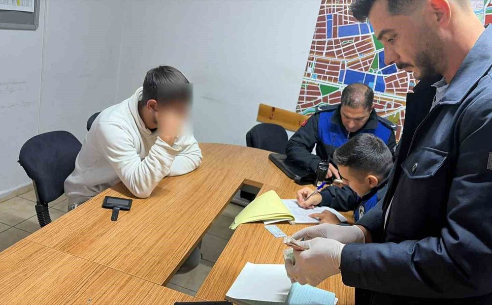 Yalan söyleyerek tramvayda para toplayan dilenciye zabıta engeli