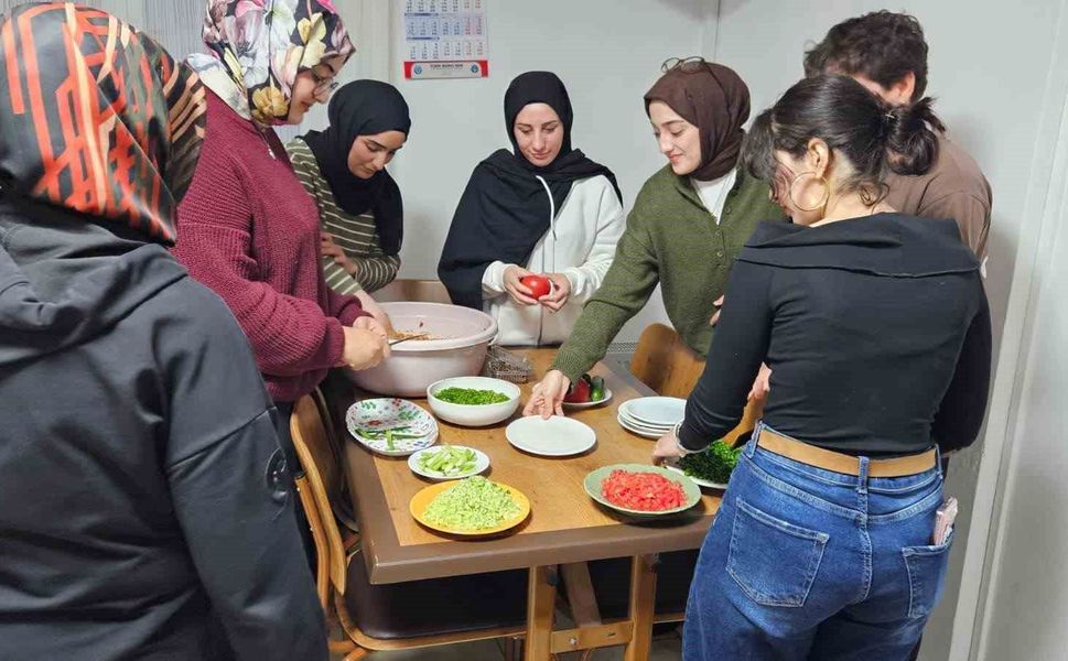 Yurtta kalan üniversiteliler paketli gıda yerine kısır tercih etti