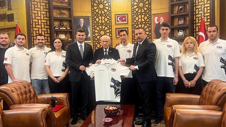 TÜRKHAN İHA'nın Portatipi Devlet Bahçeli’ye takdim edildi