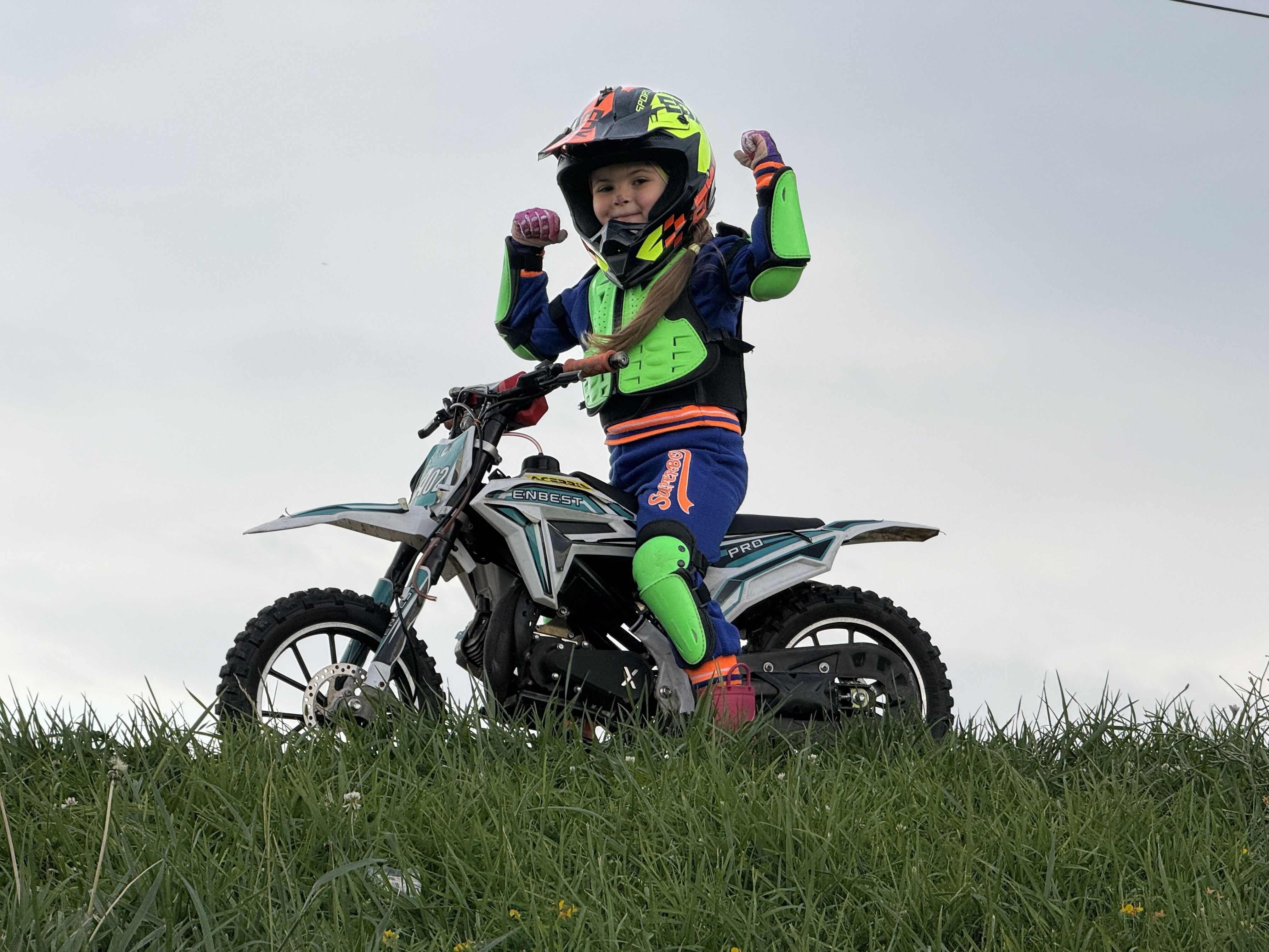 Minik İkra motosiklet ile tepeleri aşıyor, Zayn ile yarışmak istiyor
