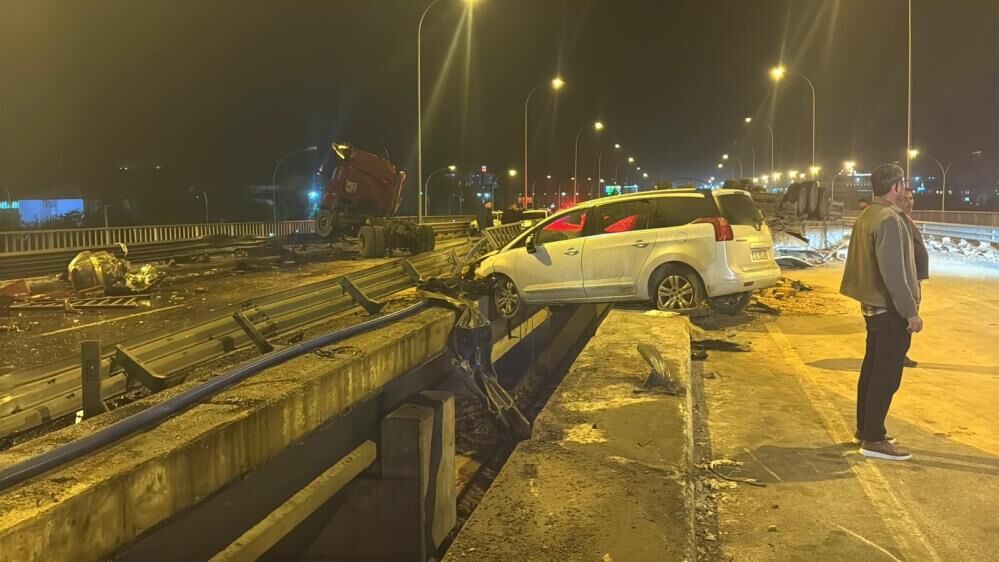 Tır ile otomobiller çarpıştı: 1 ölü, 7 yaralı