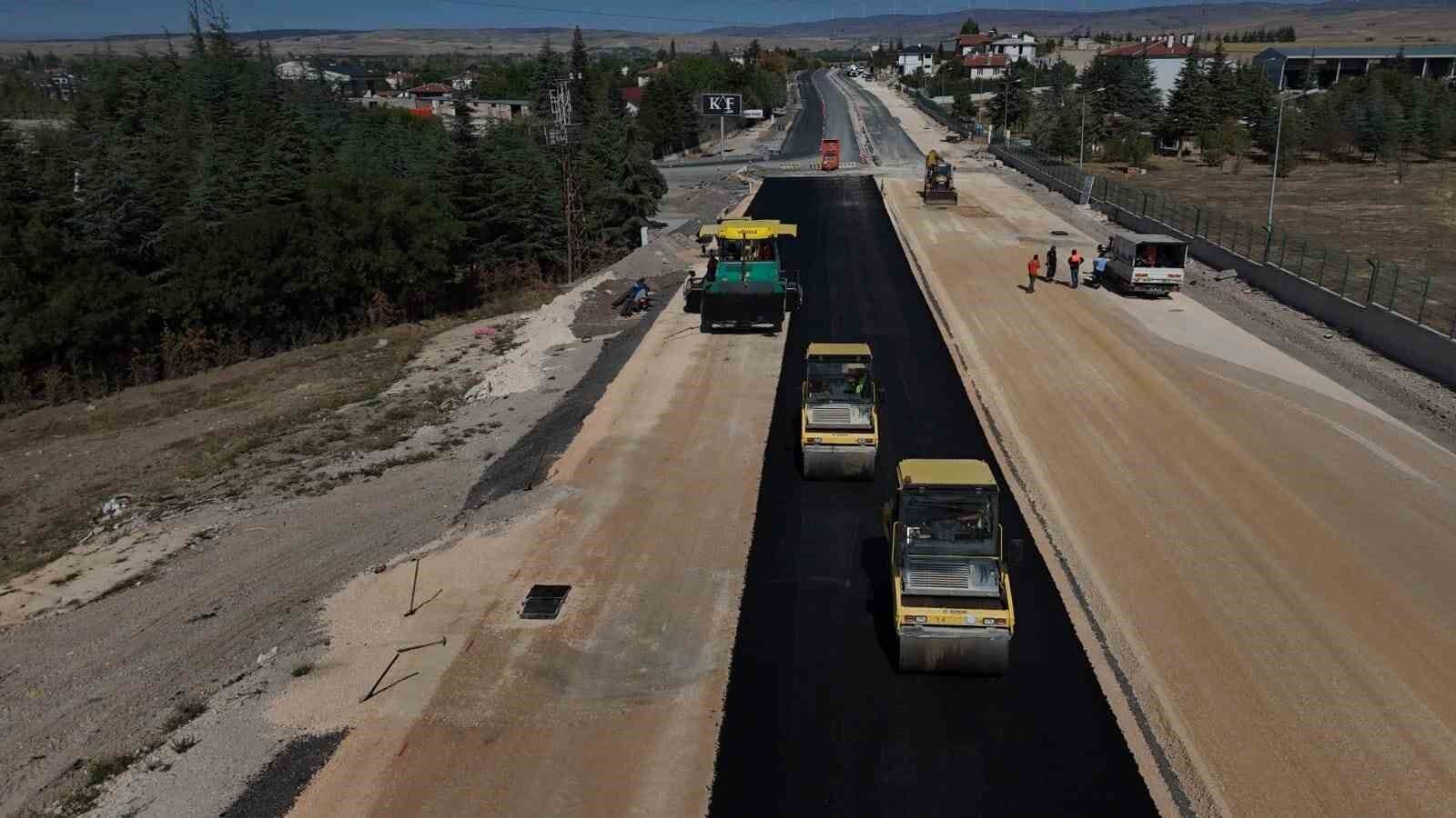 Eskişehir Büyükşehir Belediyesi'nden 100. Yıl Bulvarı'nda asfalt çalışması
