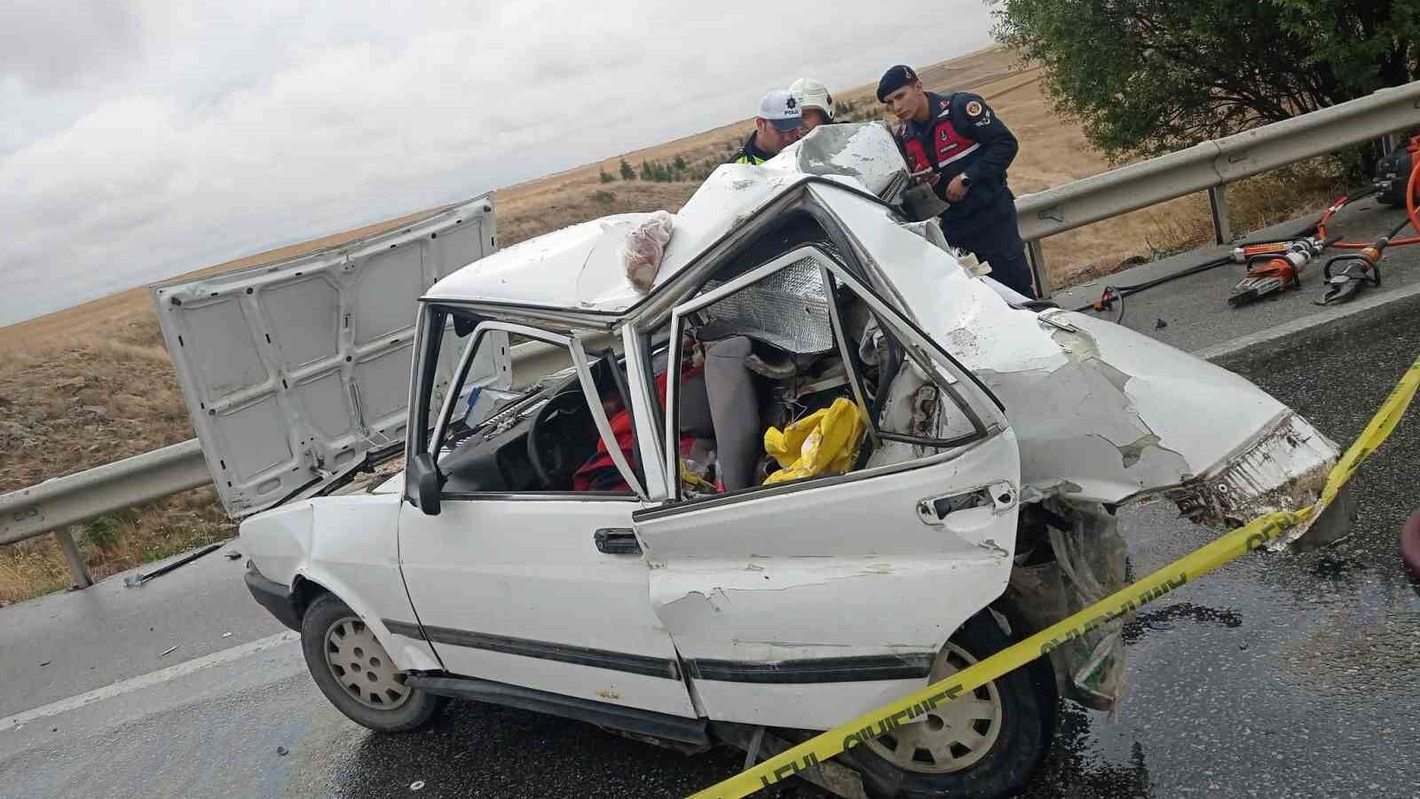 Eskişehir'de tır otomobile arkadan çarptı: 2 ölü