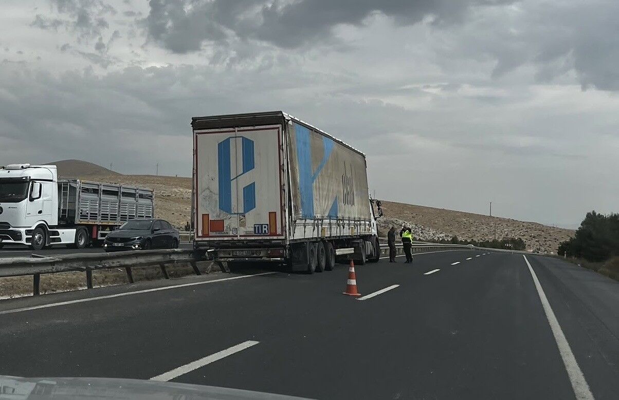 Sivrihisar'da tır bariyerlere çarptı: Şans eseri yaralanan olmadı
