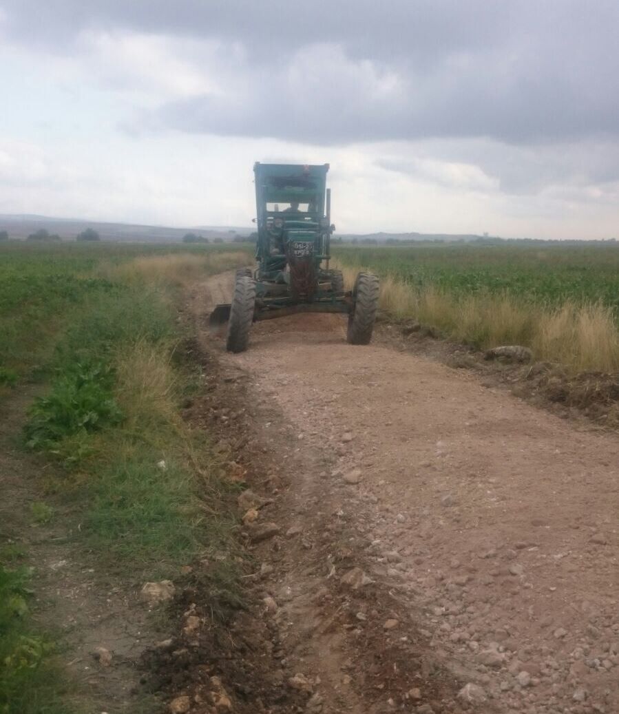 Çamur ve Su Birikintilerine Karşı Sahaya İndiler! İnönü’de Yollar İçin Seferberlik