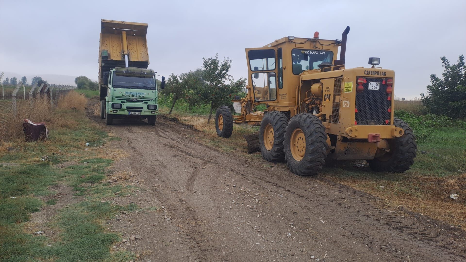 İnönü’de Tarla Yollarında İyileştirme ve İlçe Merkezinde Temizlik Çalışmaları Devam Ediyor