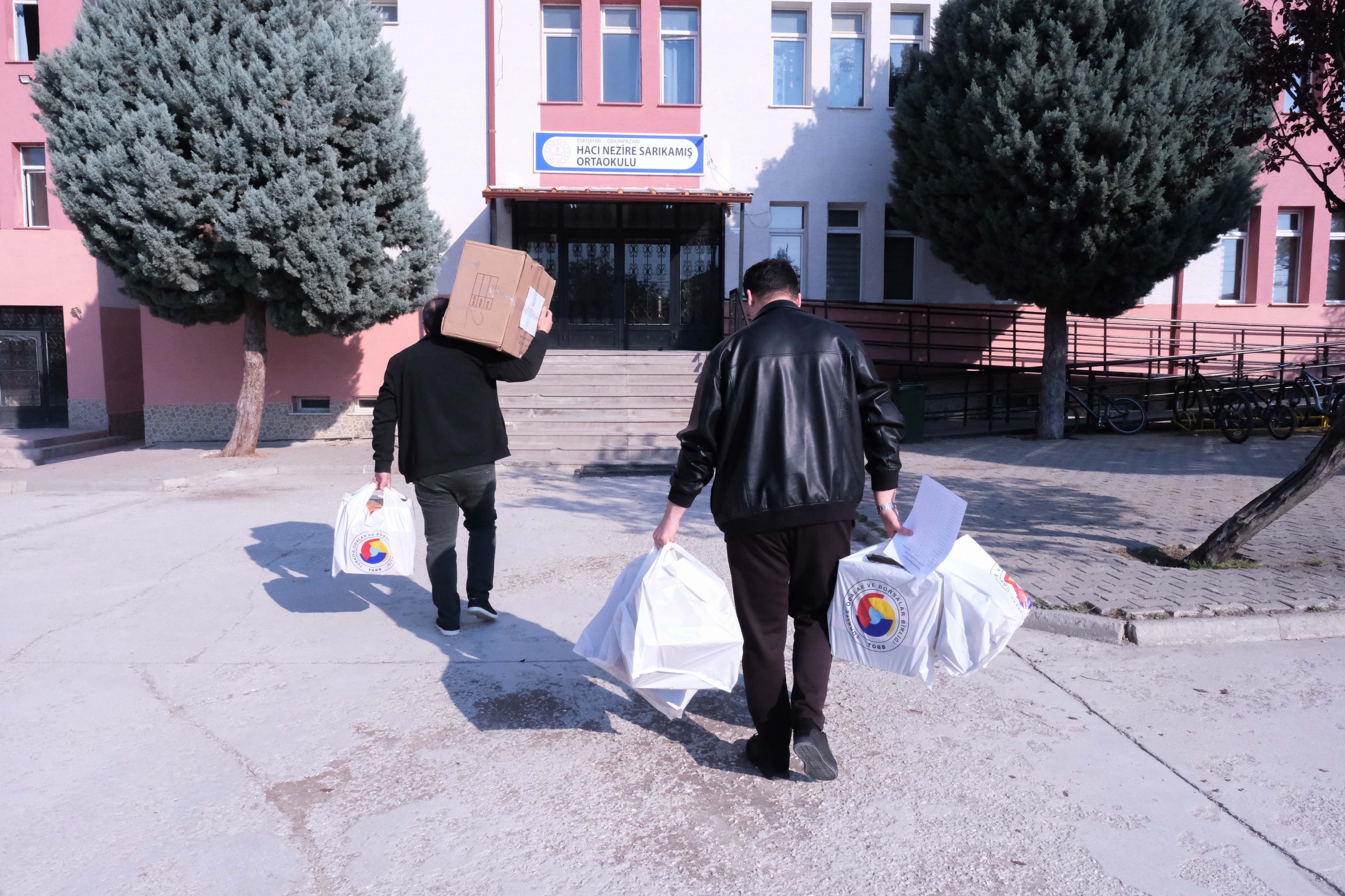ETO 'dan 500 Öğrenciye  Kışlık Ayakkabı Yardımı