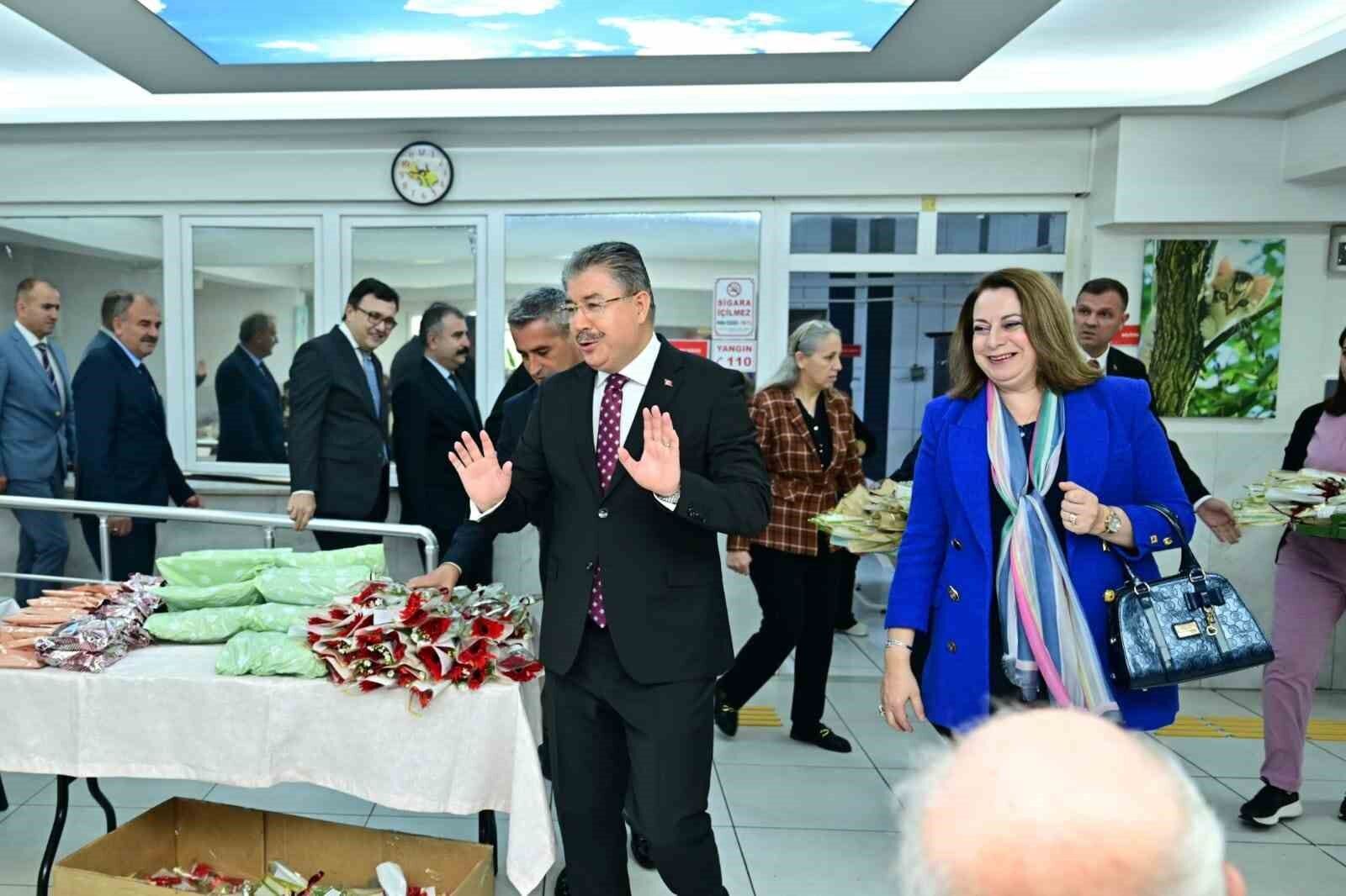 Eskişehir Valisi Dr. Erdinç Yılmaz ve eşi Şenay Yılmaz, Dünya Yaşlılar Günü'nde huzurevi sakinleriyle bir araya geldi