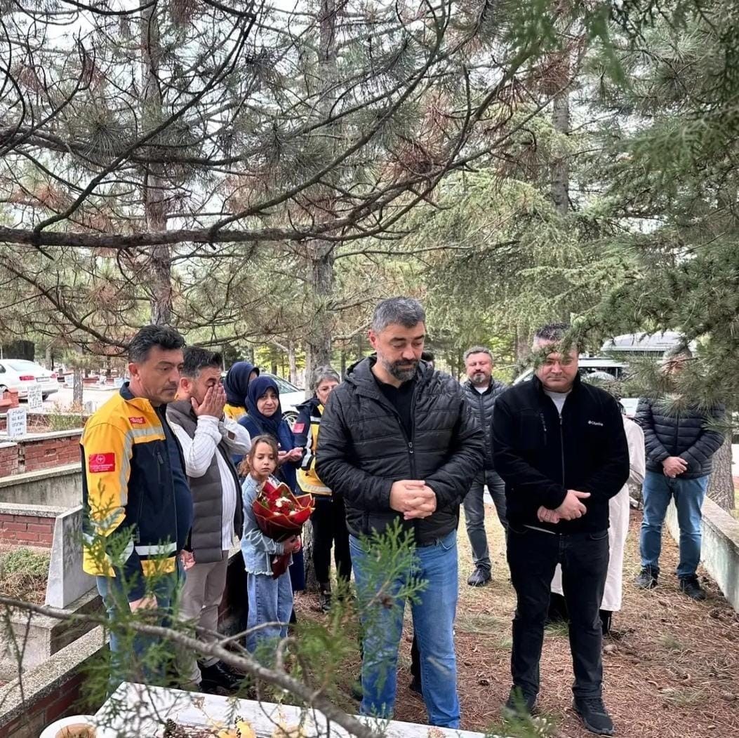 Eskişehir'de görev şehidi sağlık çalışanı kabri başında anıldı
