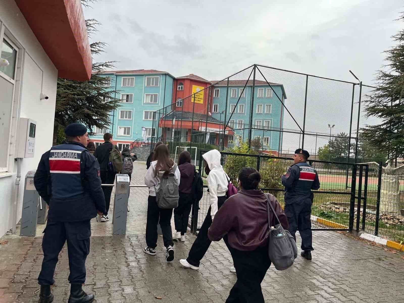 Eskişehir'de jandarmadan okul çevreleri ve servislere yönelik denetim