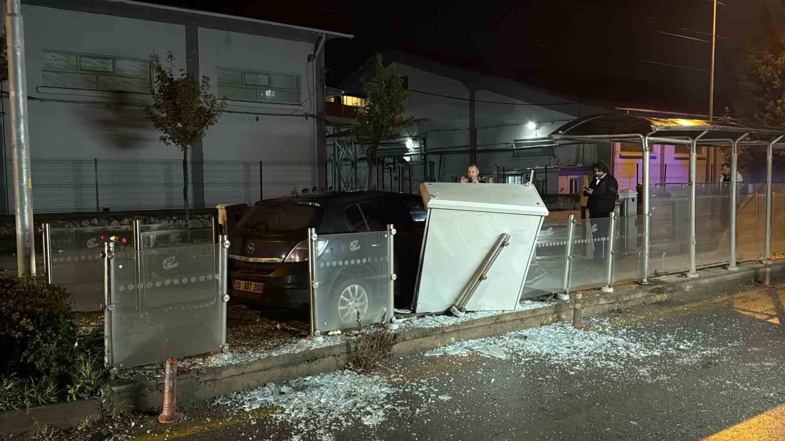 Eskişehir'de otomobil tramvay durağına daldı: 1 yaralı