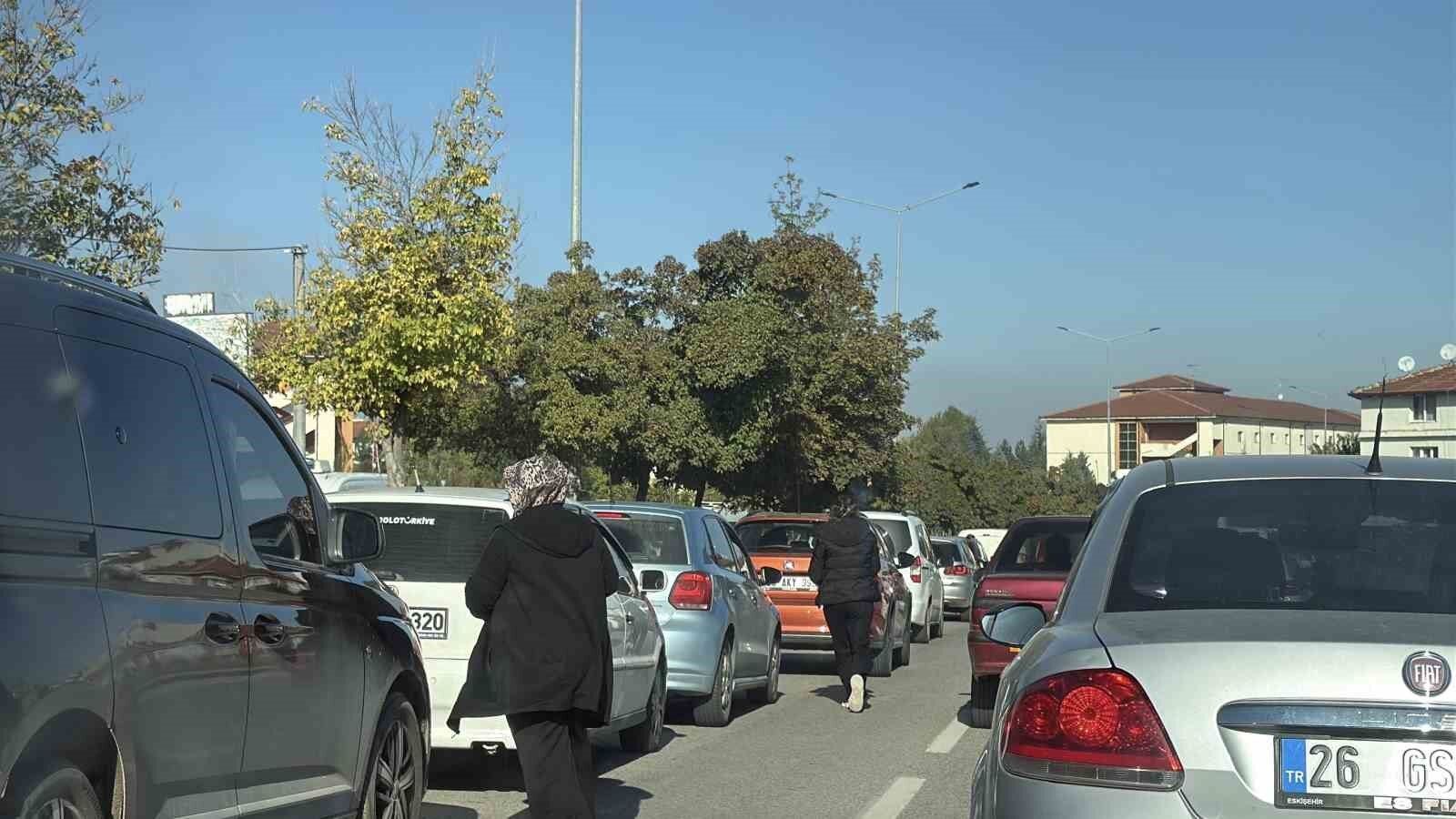 Eskişehir'de trafik durdu, adaylar sınava koşarak yetişmeye çalıştı