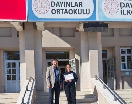 11 yaşındaki küçük kız bulduğu para dolu cüzdanı polise teslim etti